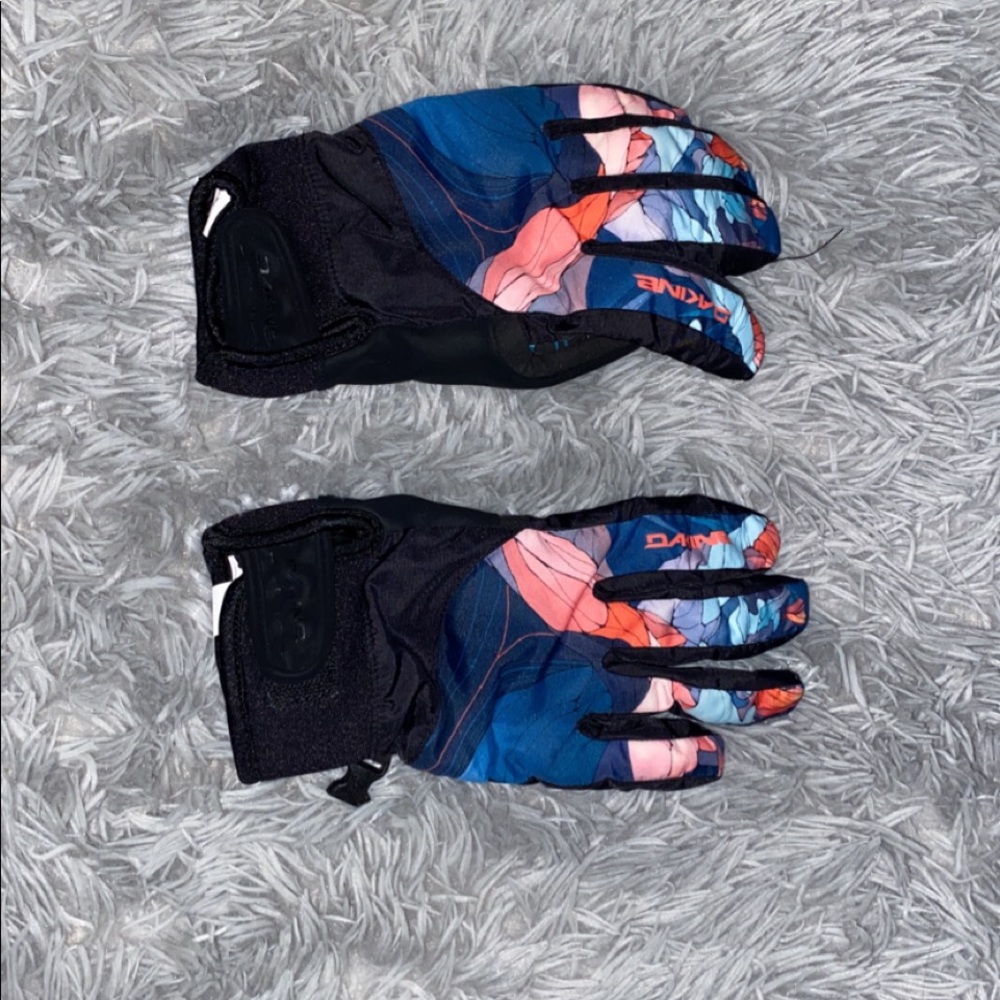 Super cute Dakine gloves